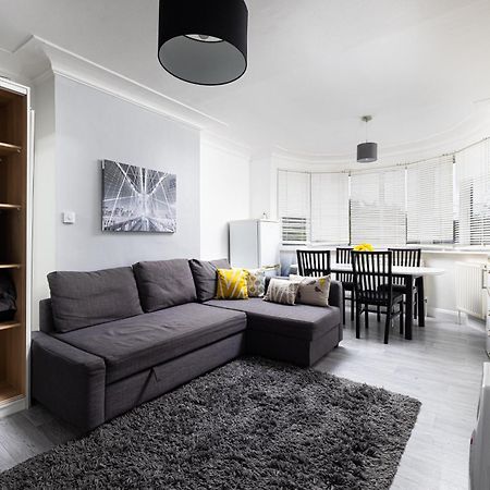 One Bedroom Apartment Opposite Brent Cross Station Londra Exterior foto