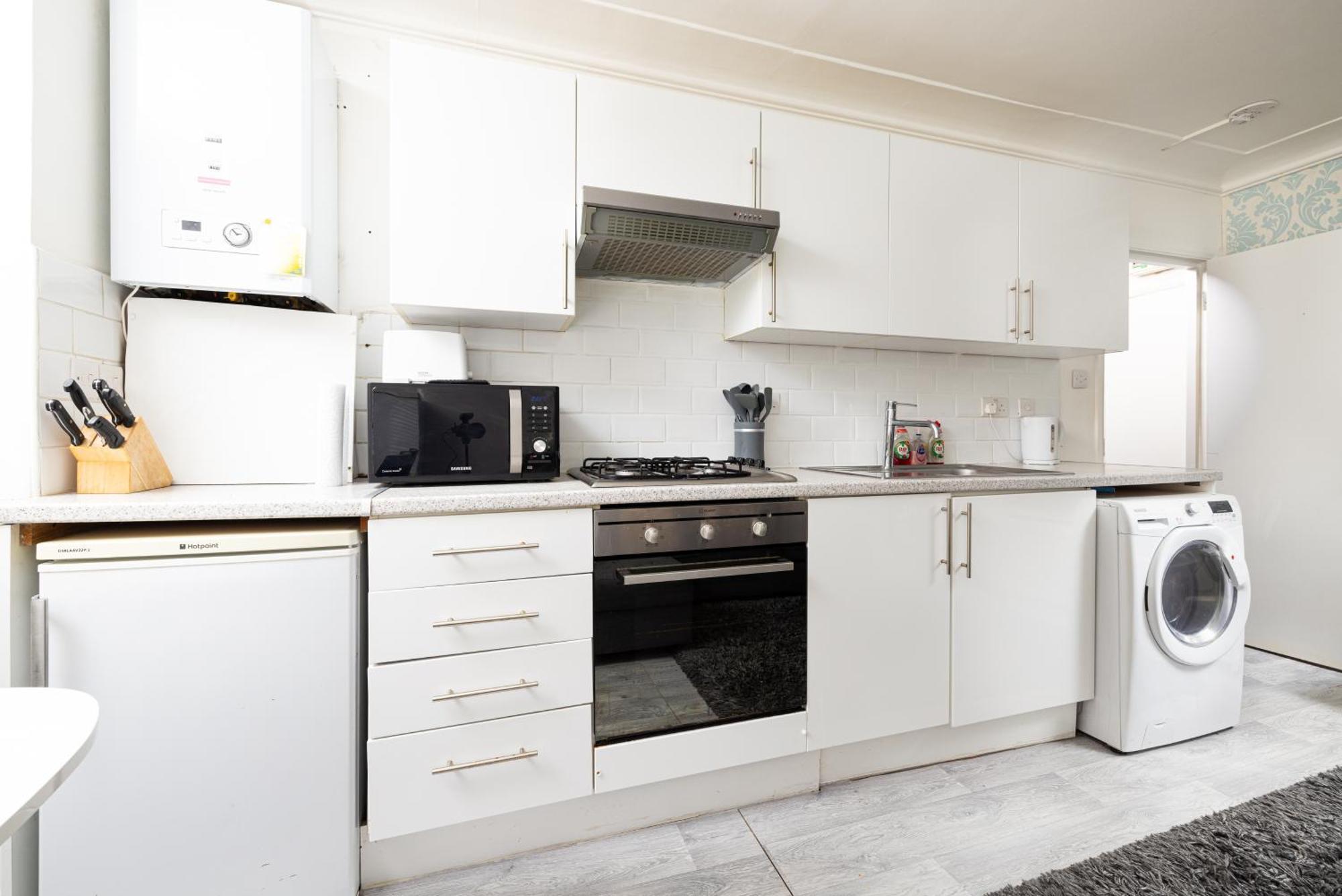 One Bedroom Apartment Opposite Brent Cross Station Londra Exterior foto